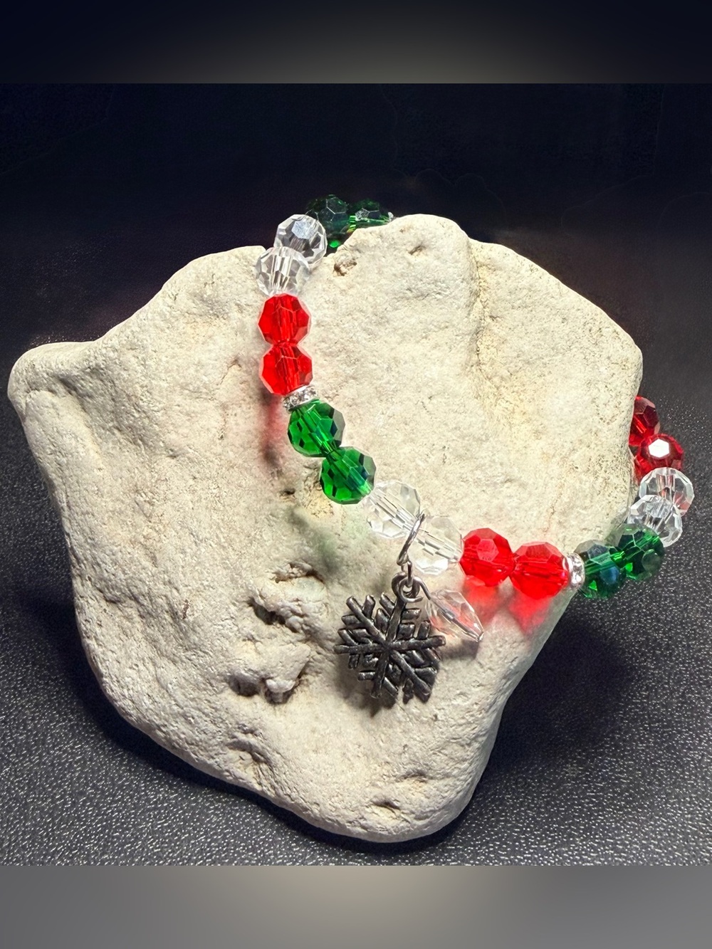 🎄Handmade🎄Festive Red & Green Crystal Snowflake Charm Bracelet